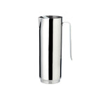 Vue de profil du pichet en acier argenté mettant en valeur son polissage effet miroir.