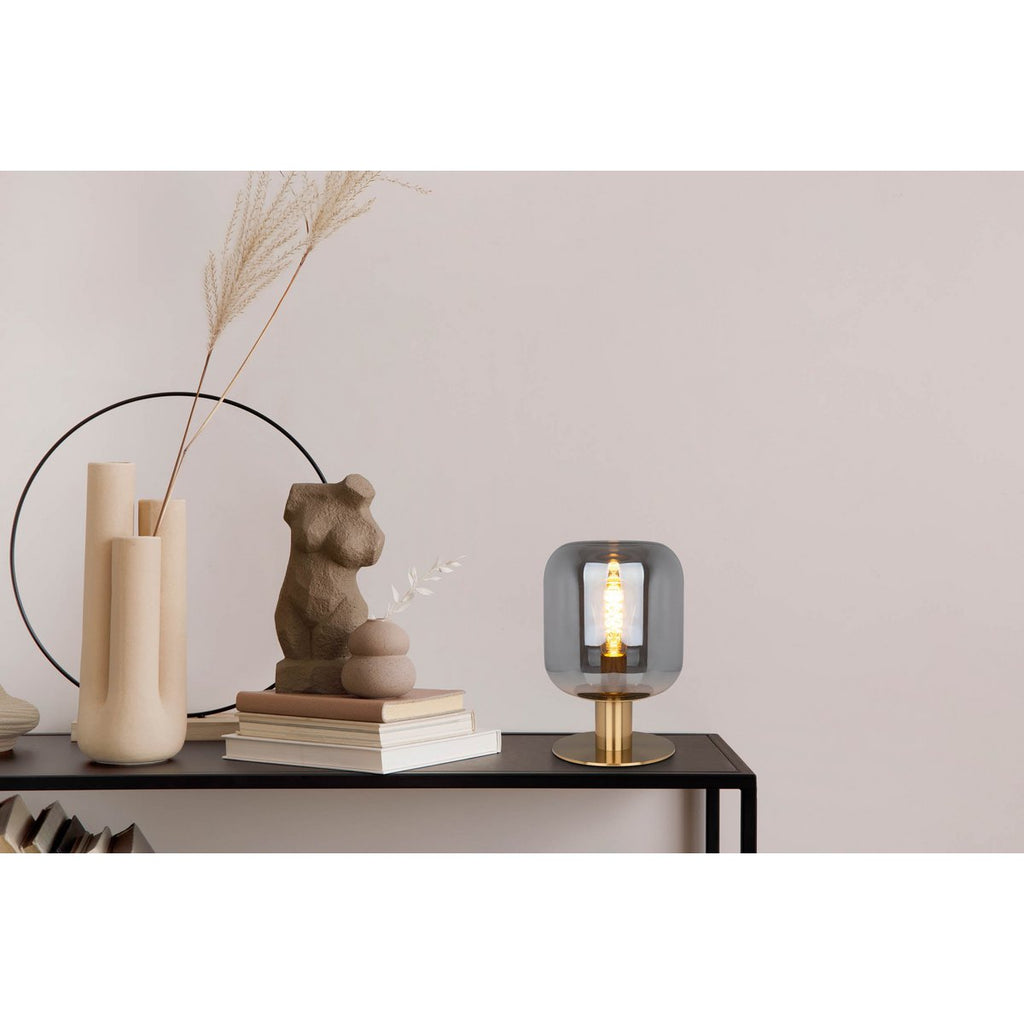 Lampe Alessio éteinte, posée sur une table contemporaine.