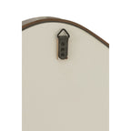 Système de fixation mural sécurisé au dos du grand miroir asymétrique.