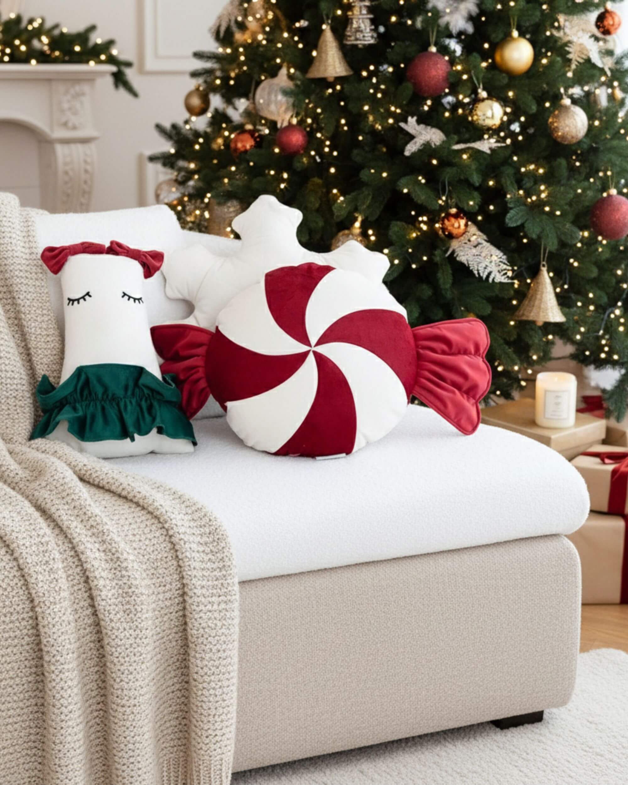 Coussin BONBON dans un salon décoré pour Noël – ambiance chaleureuse Blomstra Home
