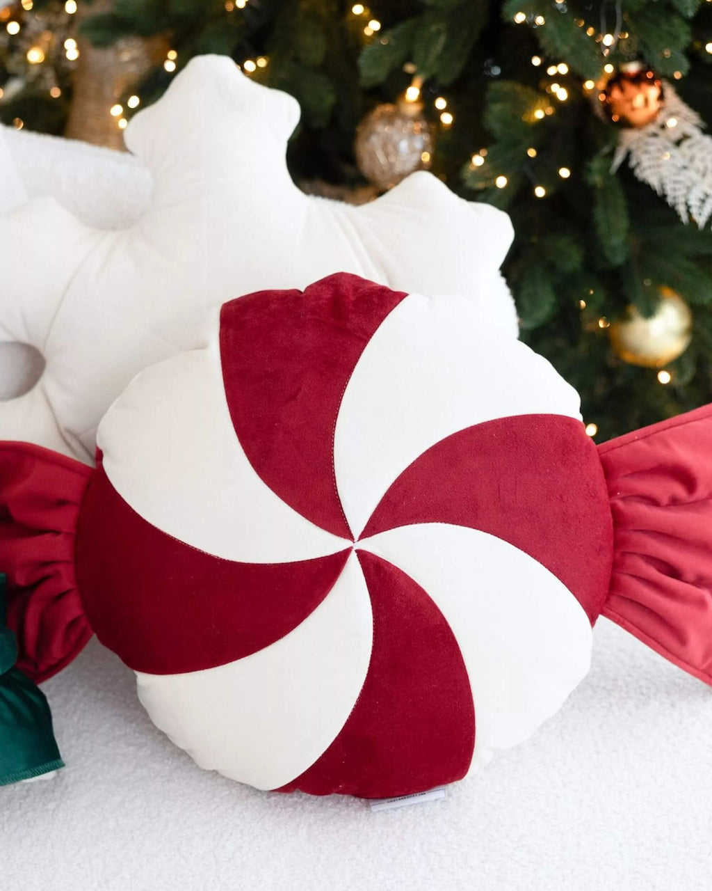 Zoom sur la texture en velours du coussin BONBON rouge et blanc – Blomstra Home
