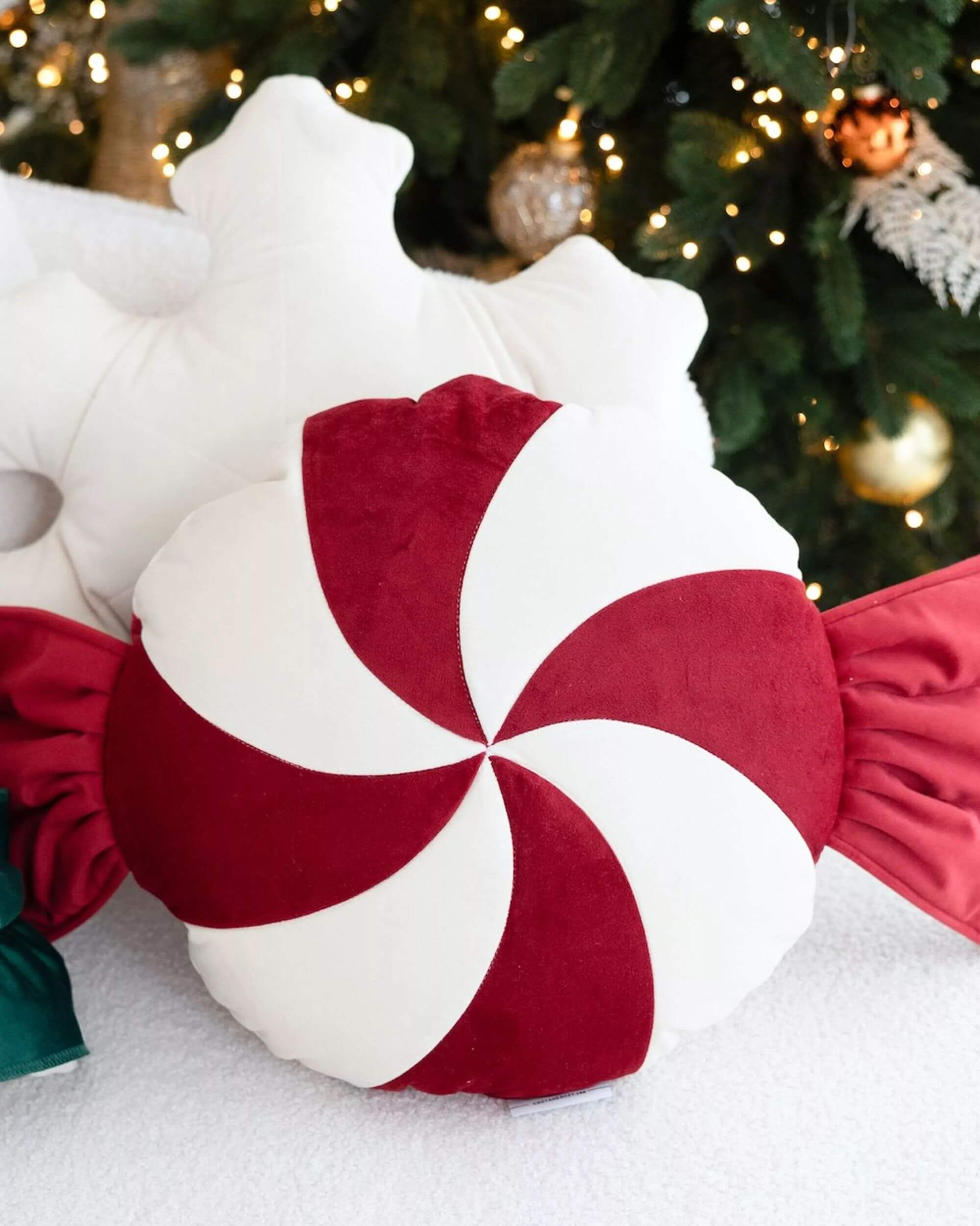 Zoom sur la texture en velours du coussin BONBON rouge et blanc – Blomstra Home
