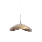 Grande suspension luminaire (71cm) au design organique incurvé, en fer avec une finition laiton doré rayonnant.
