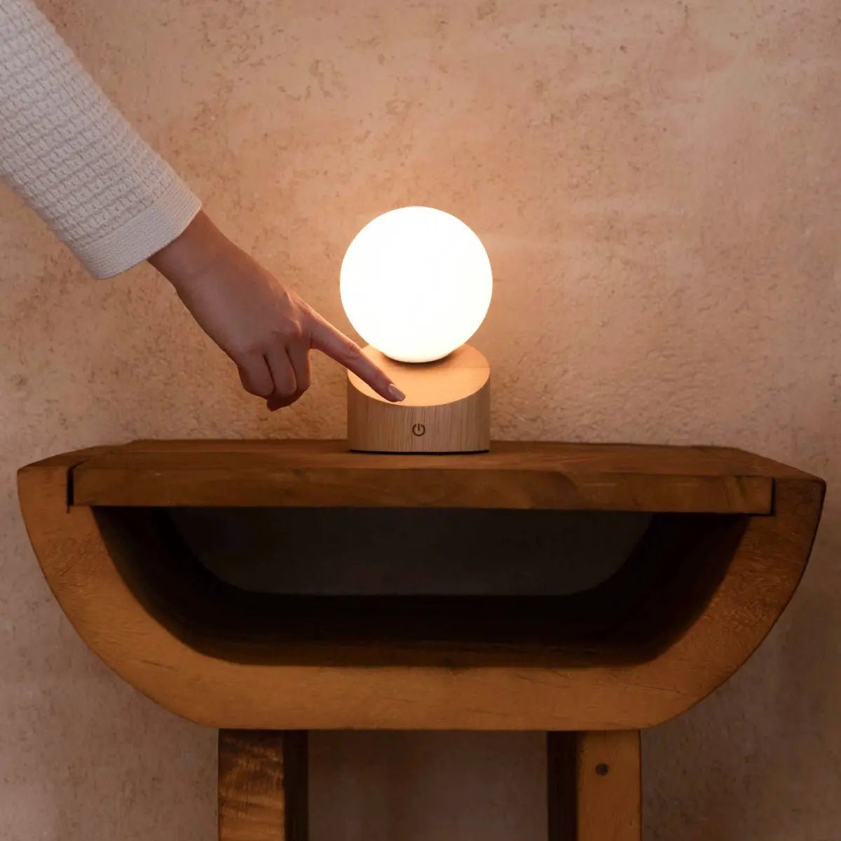 Utilisation de la fonction tactile pour allumer et faire varier l'intensité de la lampe.