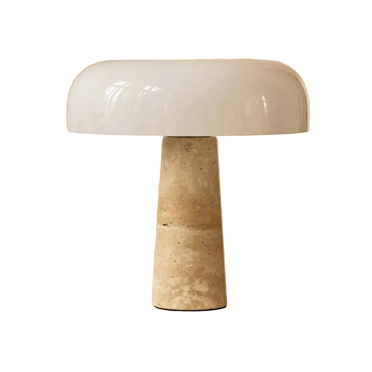 Lampe à poser Emily avec pied en travertin beige et abat-jour verre blanc.