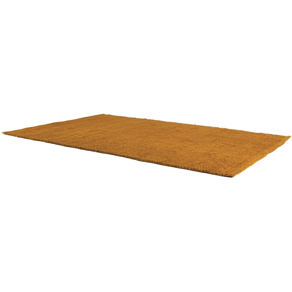 Tapis en jute moutarde tissé plat présenté à plat sur fond blanc, montrant sa finesse.
