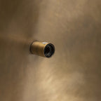 Vue intérieure de l'abat-jour doré projetant une lumière ciblée et chaleureuse.