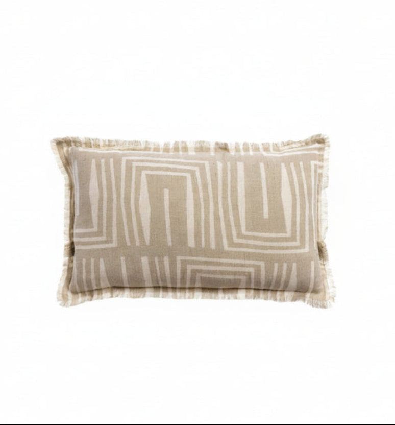 Coussin rectangulaire 30x50 en lin beige naturel imprimé motifs géométriques blancs et franges