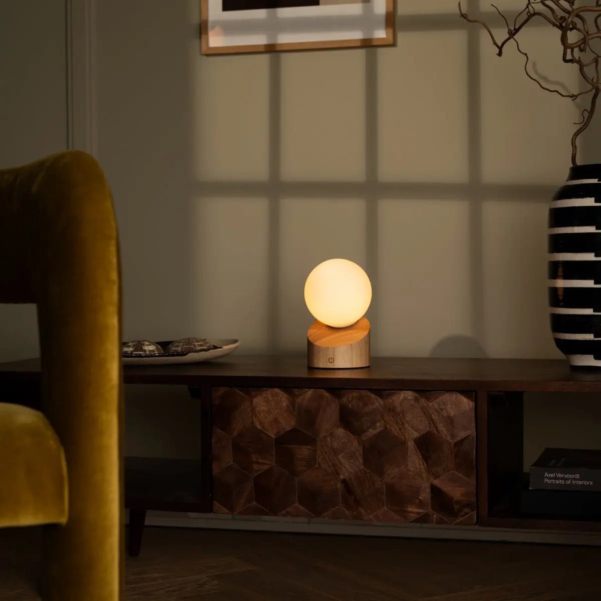 Lampe à poser nomade et sans fil, avec son globe en verre dépoli lumineux et son élégant socle en bois clair.
