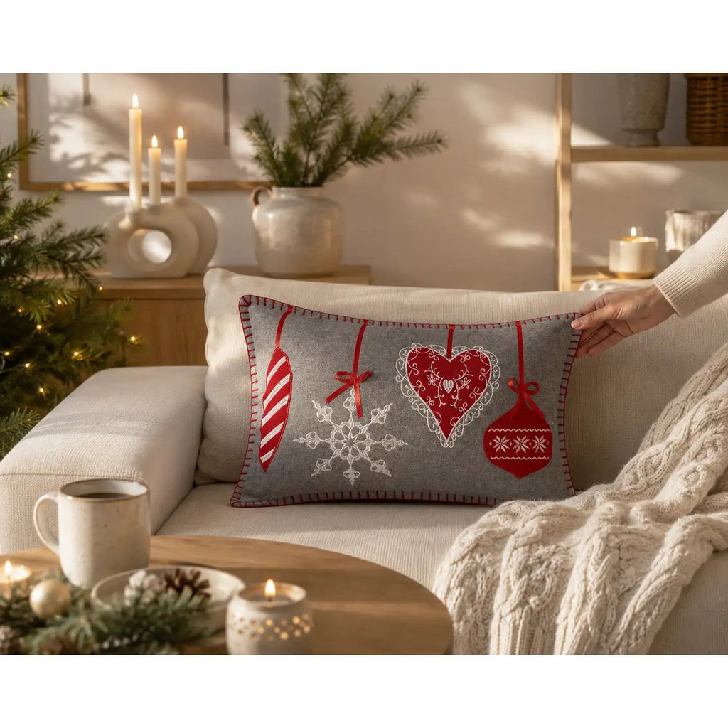 Housse de Coussin Noël Glimt Ornements Appliqués Cœur Flocon Boules Laine Gris Rouge 30×50 cm