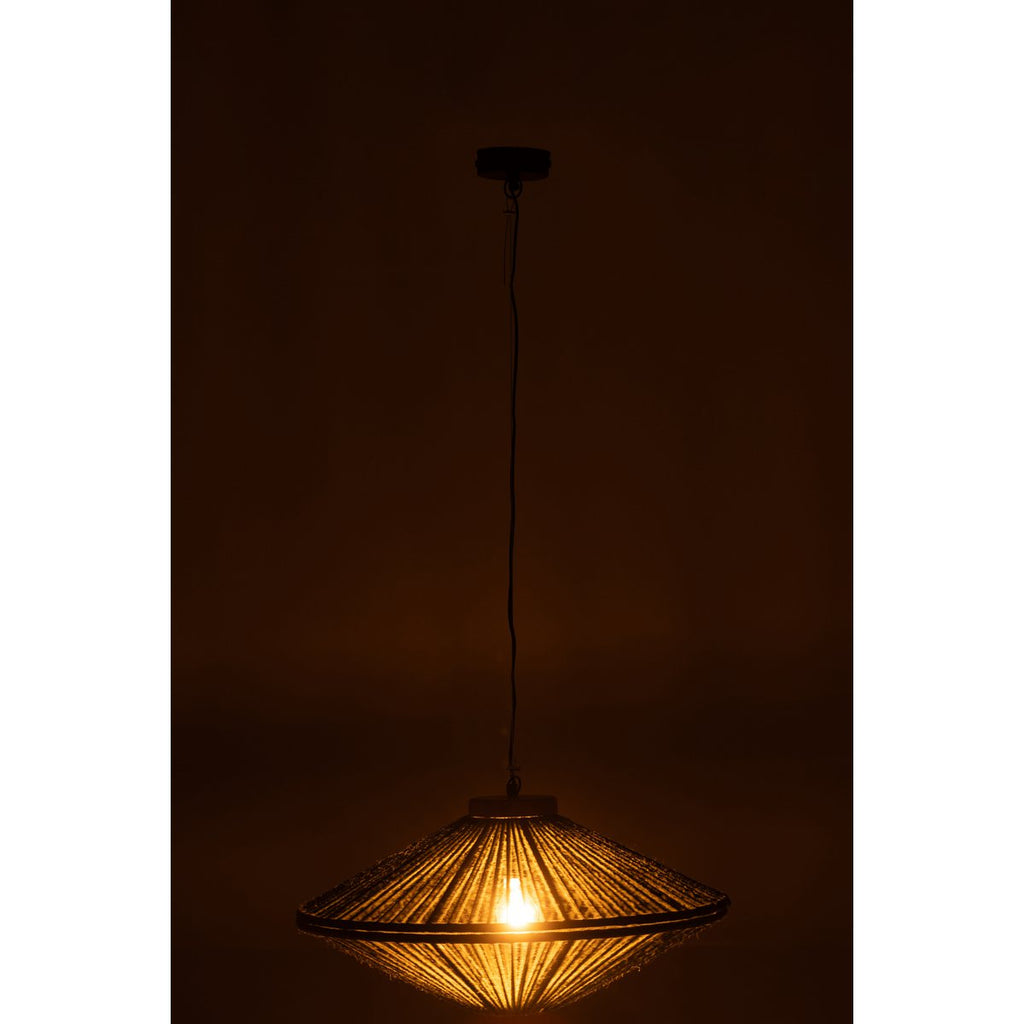 Vue de la suspension allumée projetant une lumière tamisée et chaleureuse à travers le jute.