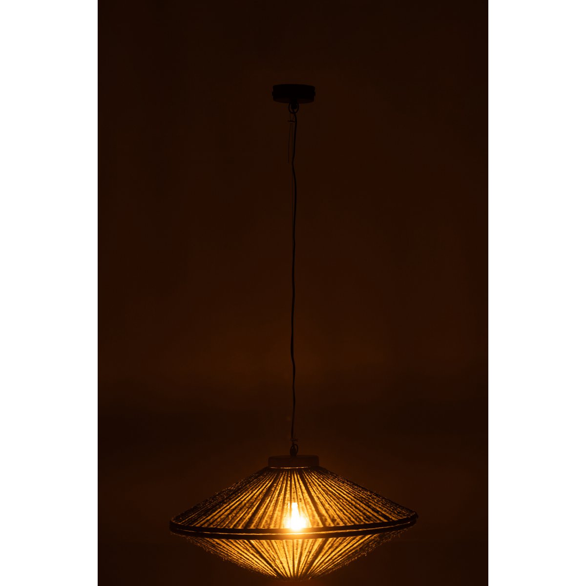 Vue de la suspension allumée projetant une lumière tamisée et chaleureuse à travers le jute.
