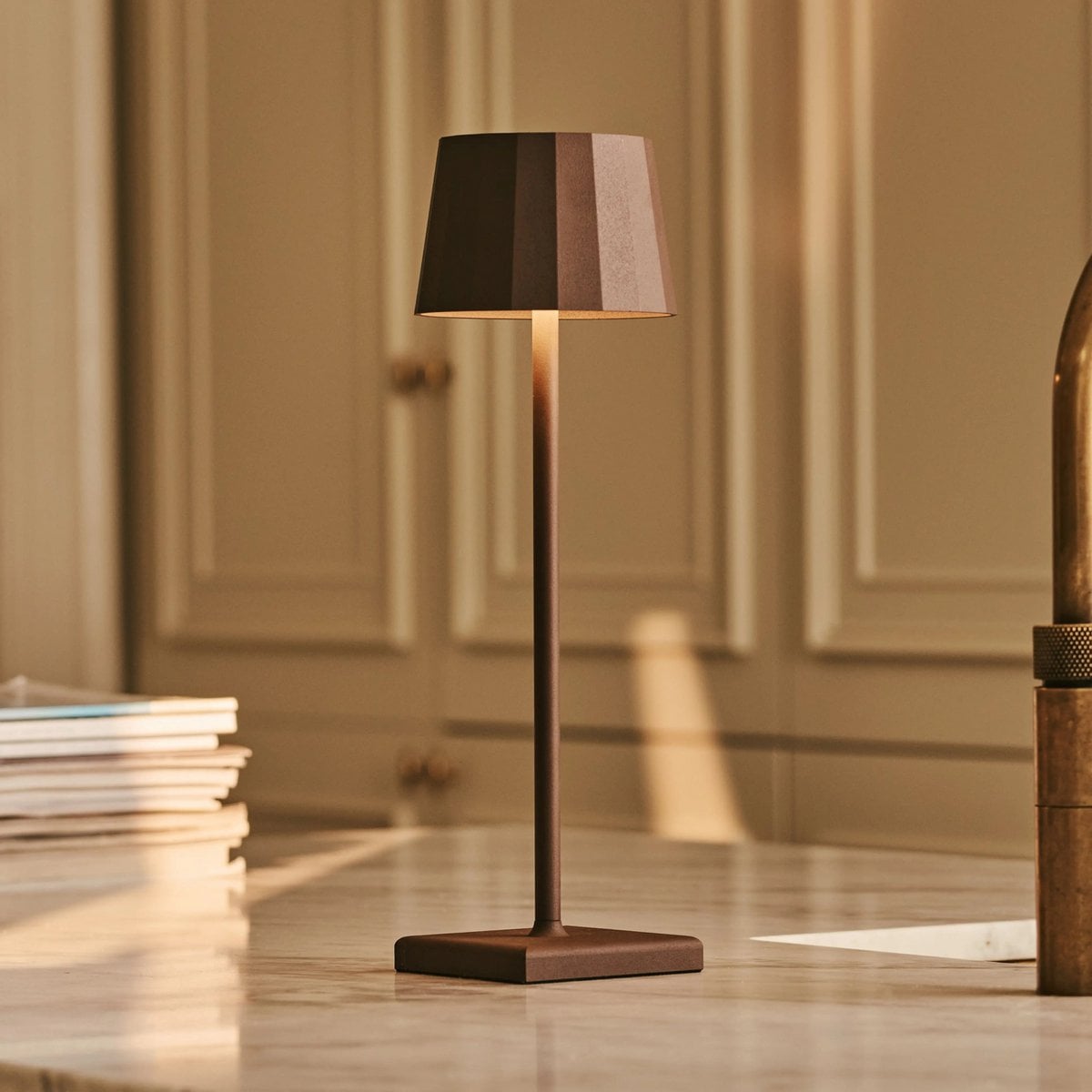 Lampe de table rechargeable Wouter finition marron mat posée sur un plan de travail de cuisine lumineux