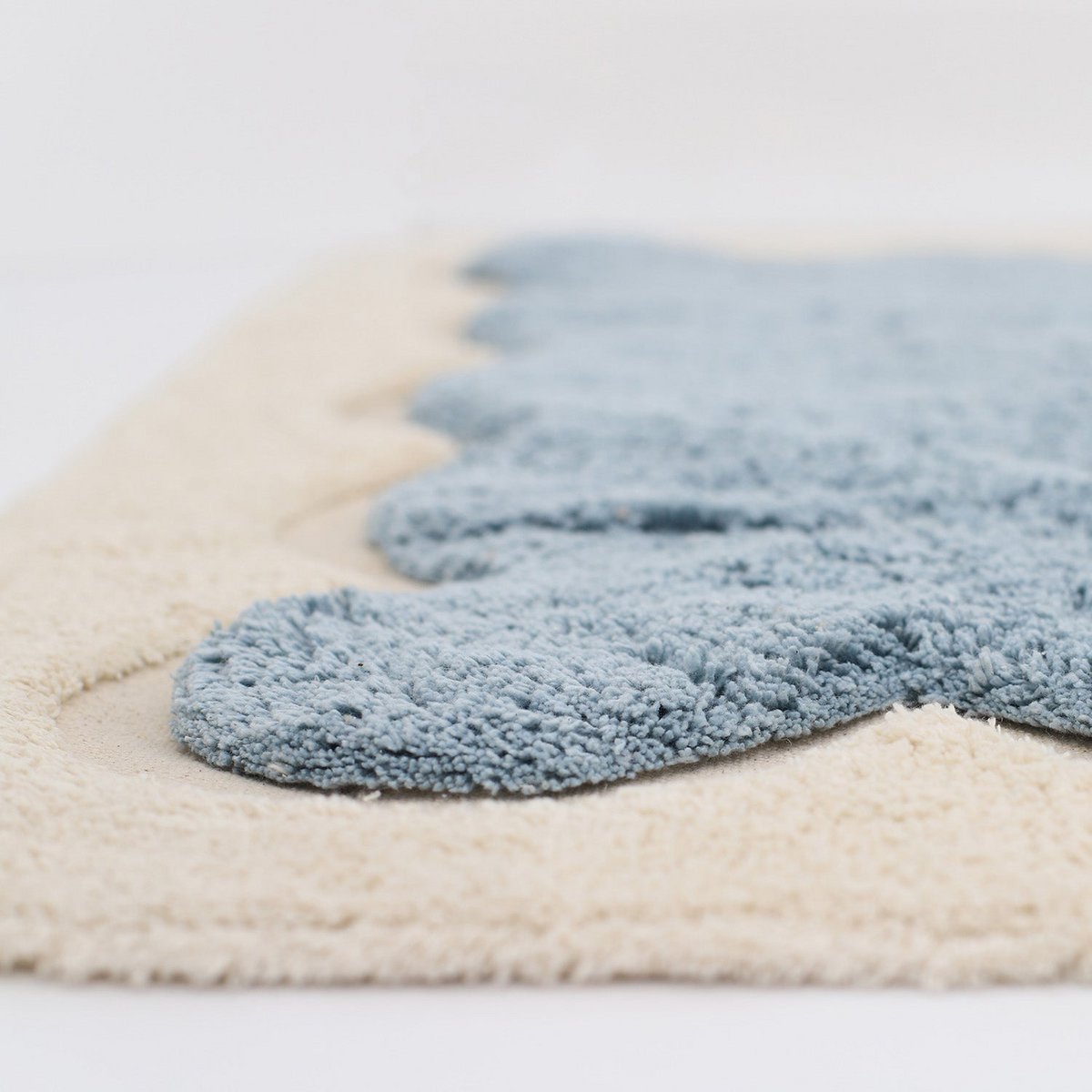 Tapis Coton Design Festonné Bleu Nuage 100×150 cm – Alfonsina