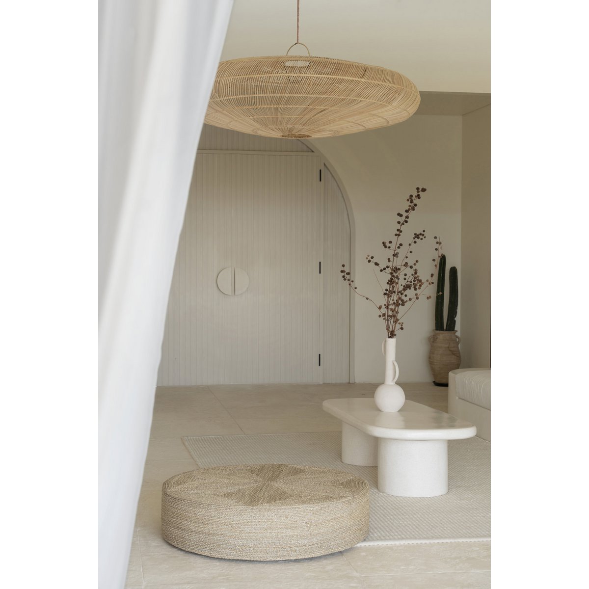 Mise en scène du pouf XXL bohème dans un salon lumineux.