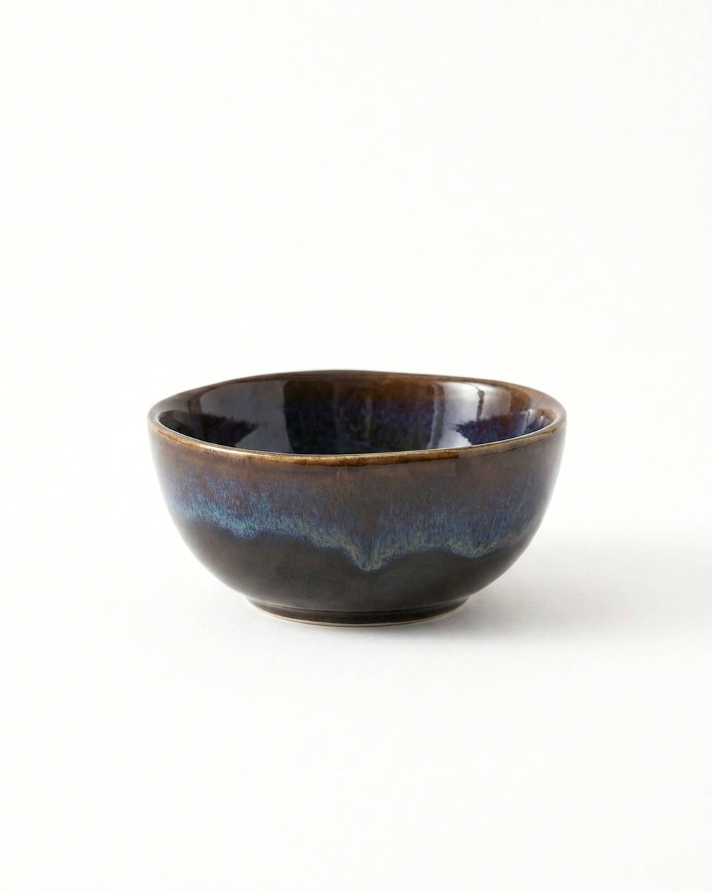 Vue de profil du bol Grawa montrant la forme organique et le dégradé de couleurs bleu et terre de l'émail artisanal.