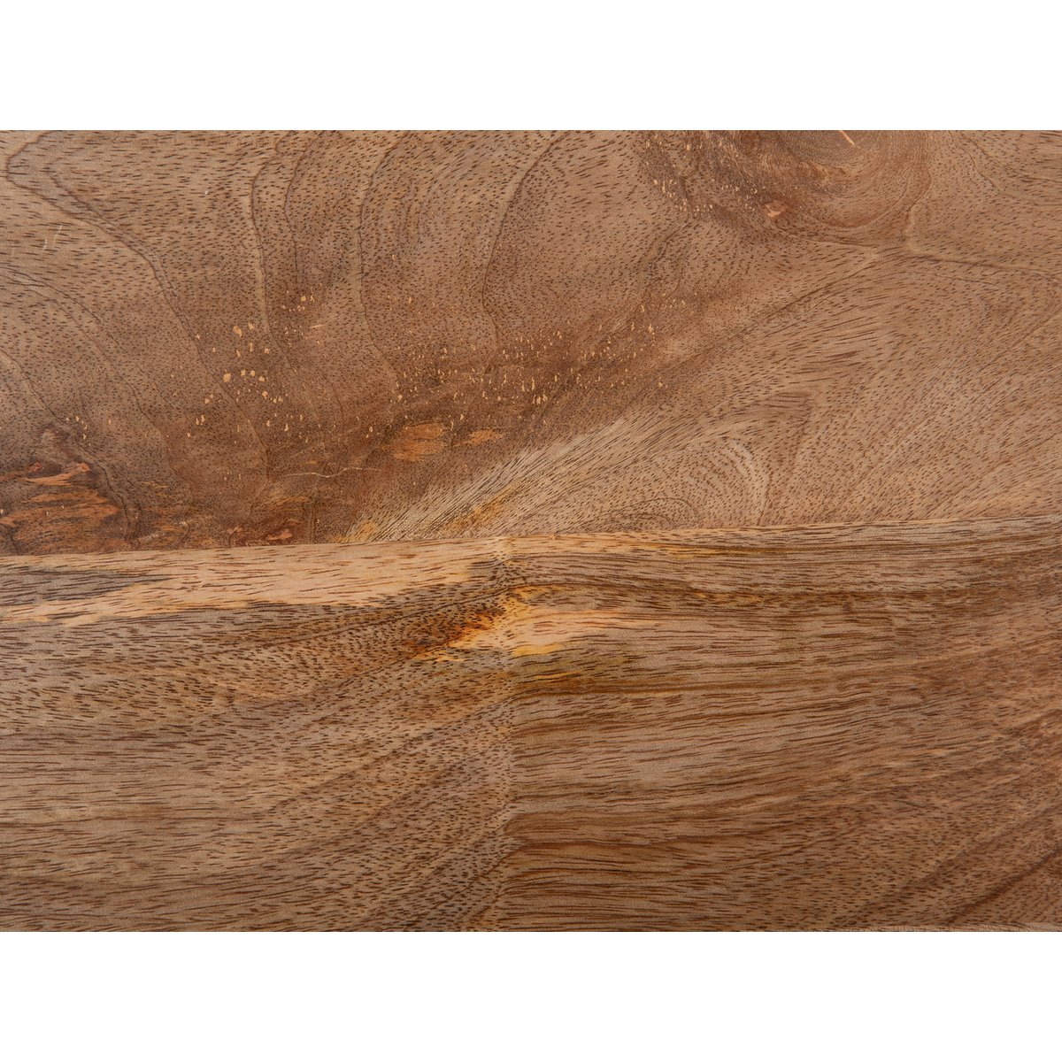 Gros plan sur le plateau rond en bois massif de la table Dia montrant le veinage