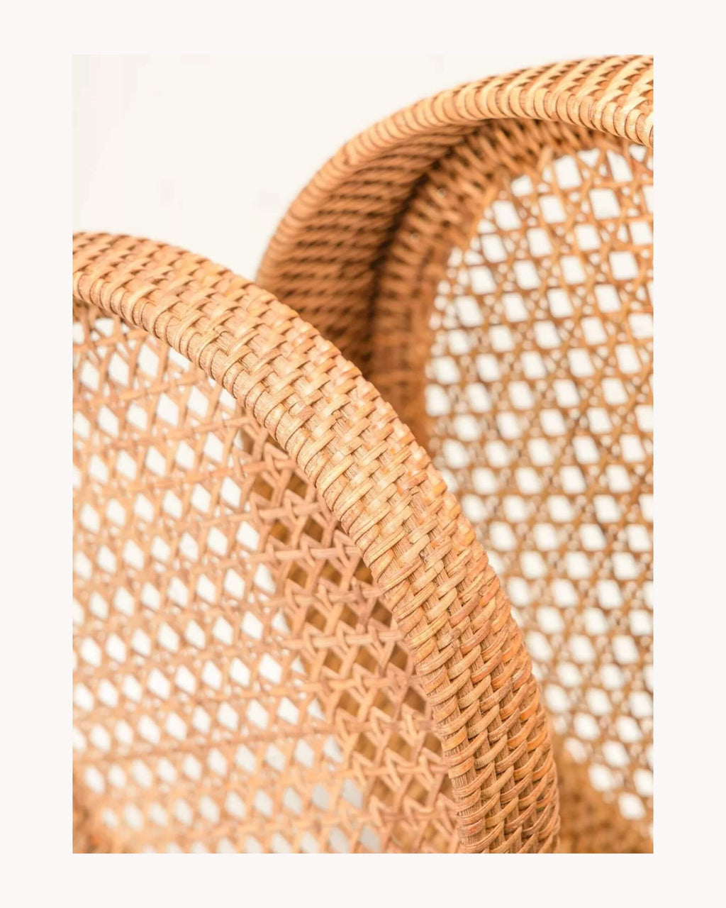 Détail du tressage du plateau artisanal SORA en rotin
