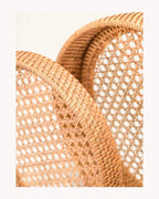 Détail du tressage du plateau artisanal SORA en rotin
