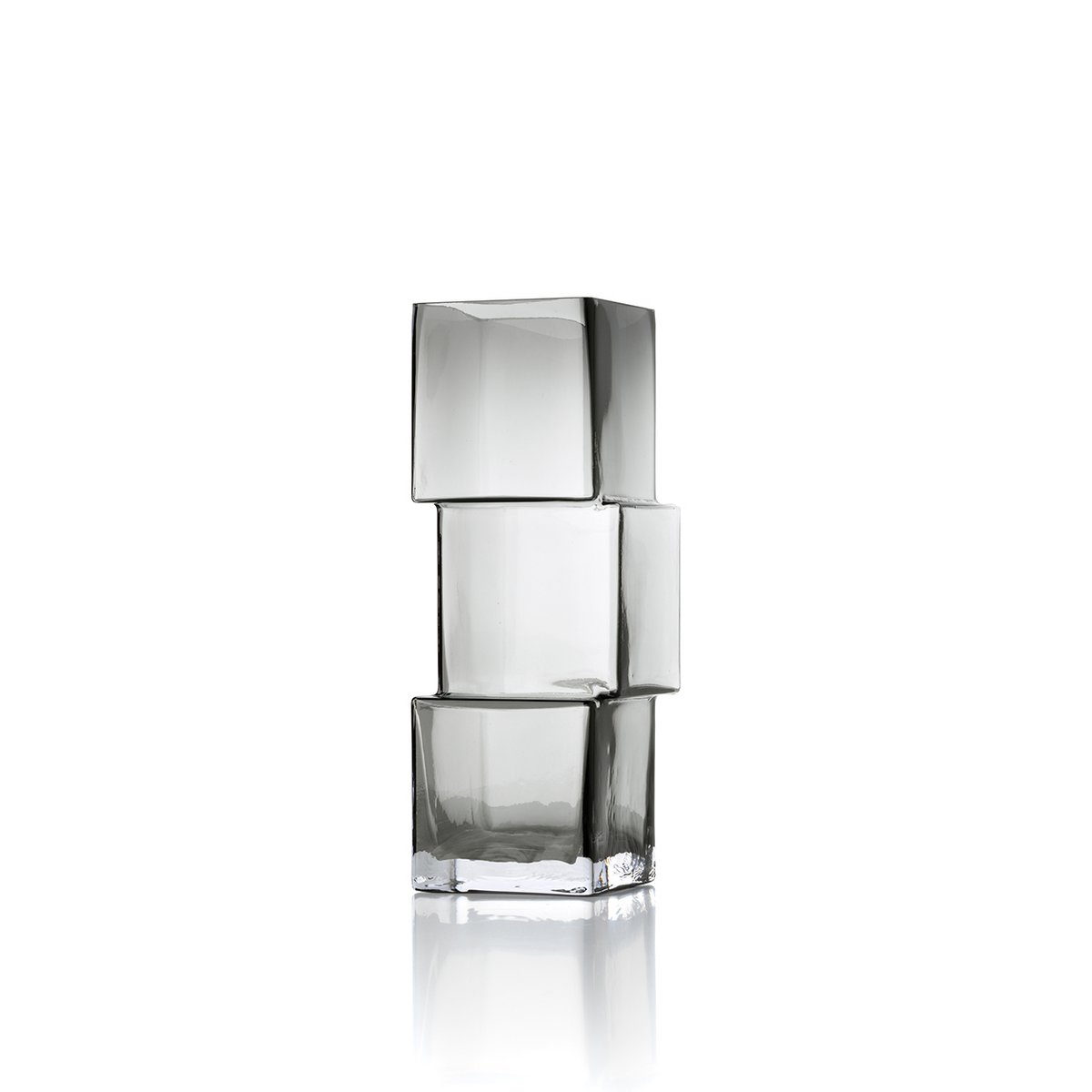 Vase design Rummikub en verre gris foncé, composé de trois cubes superposés de manière asymétrique.