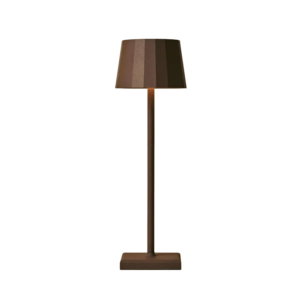 Lampe nomade Wouter Tavellio couleur moka vue de face sur fond beige neutre.