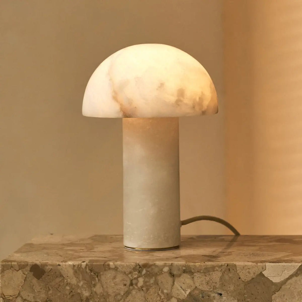 Lampe à poser forme champignon Francesco en albâtre allumée.