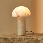 Lampe à poser forme champignon Francesco en albâtre allumée.