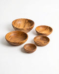 Ensemble de 5 bols en bois artisanal Miran de différentes tailles sur fond blanc. Finition lisse et veinage naturel unique.