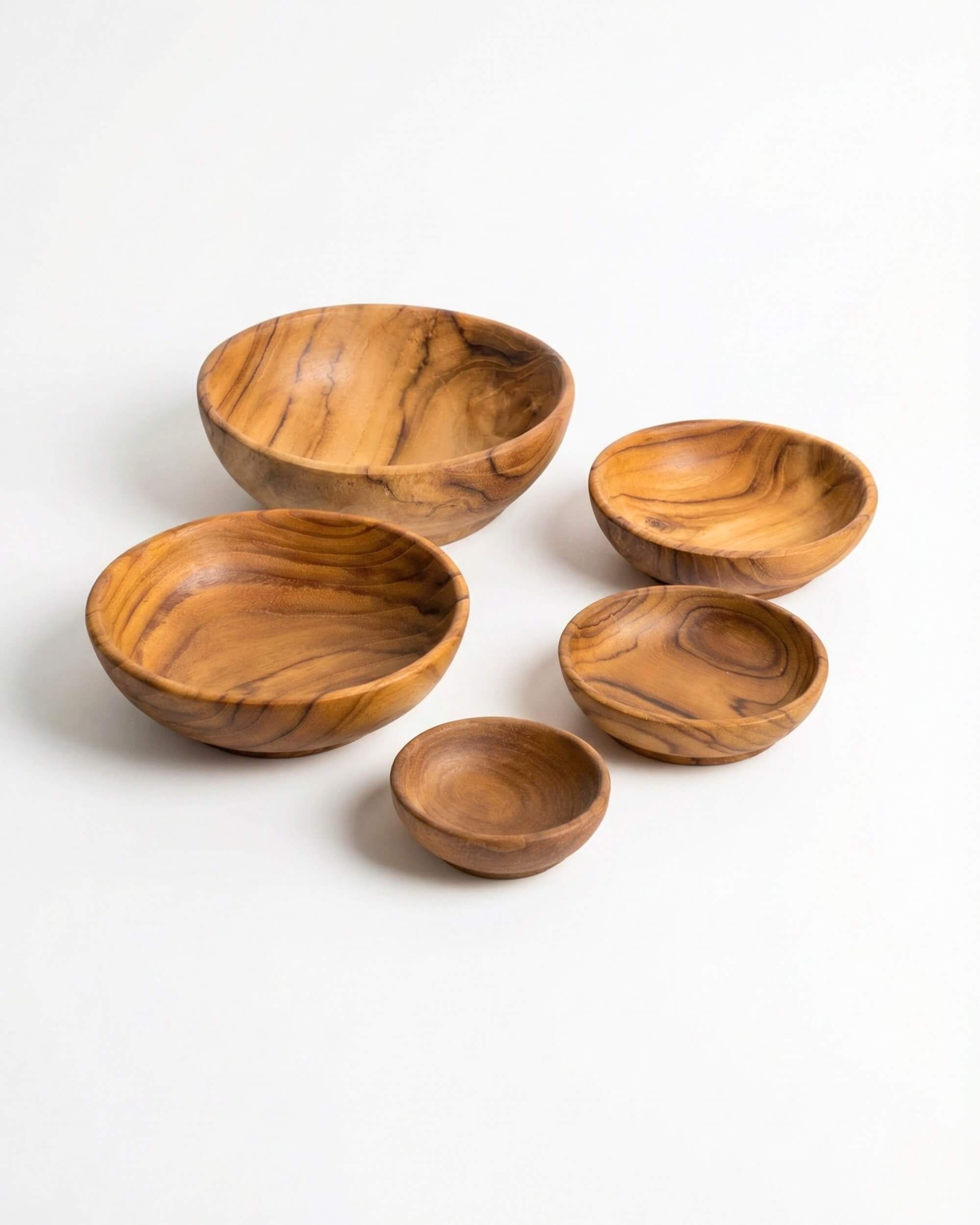 Ensemble de 5 bols en bois artisanal Miran de différentes tailles sur fond blanc. Finition lisse et veinage naturel unique.