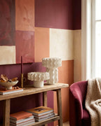 Collection céramique design : grand vase Hélios et coupe assortie aux formes ondulées blanches, exposés sur une table console rustique