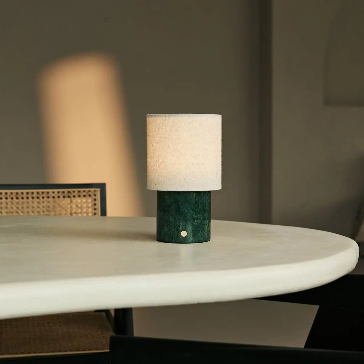 Lampe de table rechargeable Onoda Green en marbre vert sur table ovale design.