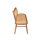 Vue de profil soulignant la belle longueur de l'assise en rotin naturel tressé et l'élégance du dossier ovale.