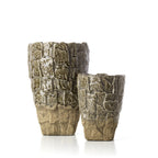 Duo de vases aspect pierre grise dans un intérieur contemporain.