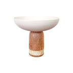 Grande coupe à fruits design blanche sur un épais pied façon bois avec détails texturés.