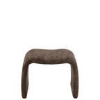 Tabouret design en forme d'arche (U inversé), recouvert d'un tissu texturé marron foncé.