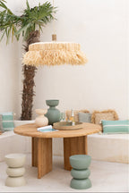 Mise en scène montrant plusieurs coloris de cette table d'appoint sculpturale dans un intérieur minimaliste.
