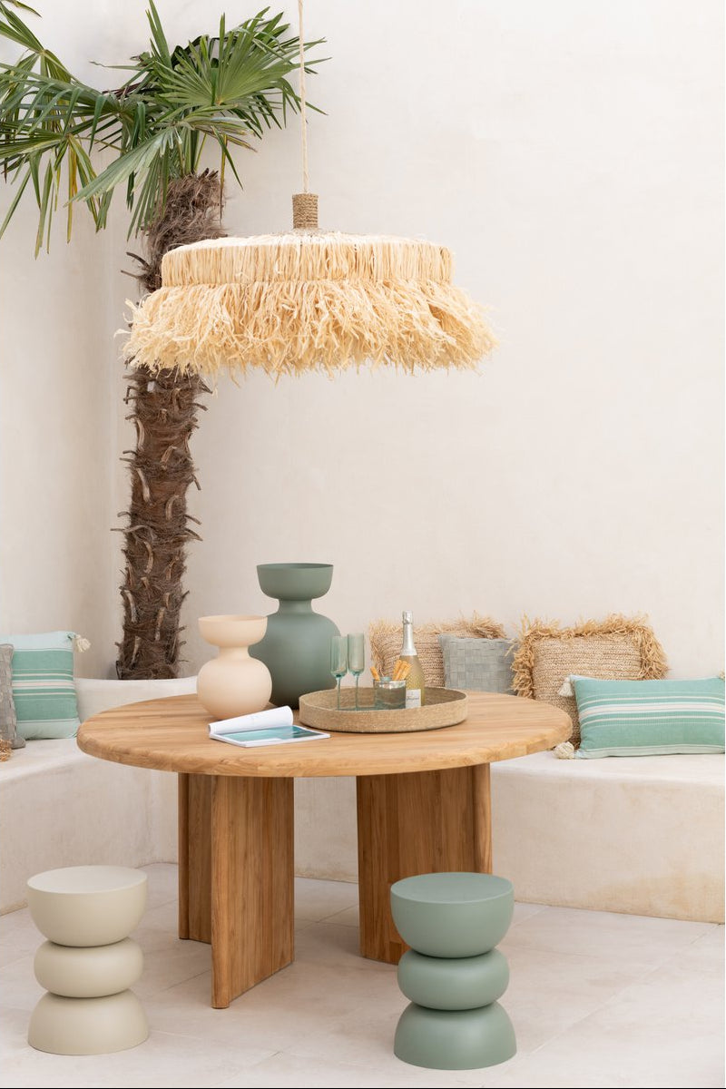 Mise en scène montrant plusieurs coloris de cette table d'appoint sculpturale dans un intérieur minimaliste.