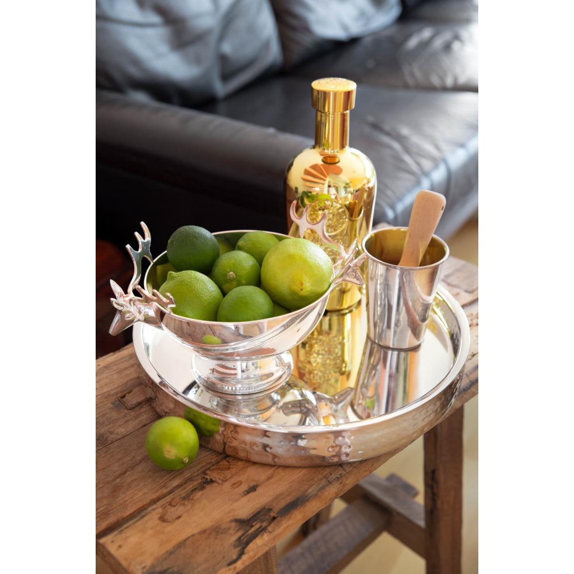 Mise en scène du plateau argenté martelé utilisé pour le service de boissons élégantes.