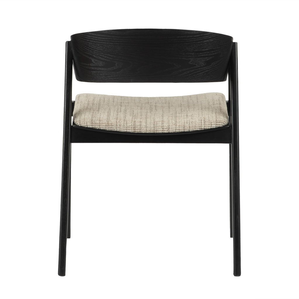 Contraste entre le bois de frêne teinté noir et le tissu texturé beige de l'assise.
