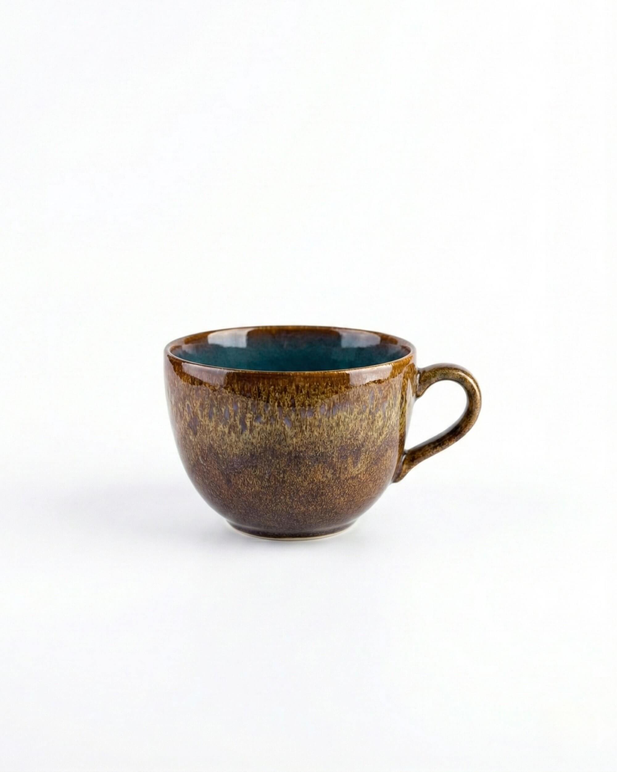Mug Sierra en grès avec anse. Finition brillante marron bronze à l'extérieur et intérieur bleu lagon.