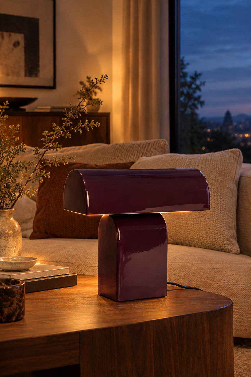 Lampe de table CADIX Droite en fer émaillé prune brillant, avec abat-jour demi-cylindrique, vue de trois quarts.
