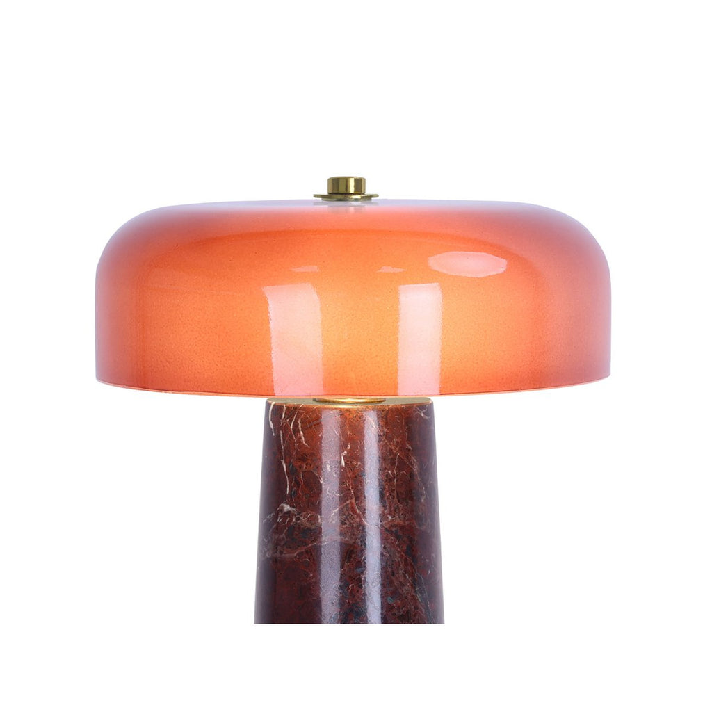 Gros plan de l’abat-jour en verre allumé de la lampe LAZIO Cône Grand, avec ses reflets orangés et son détail doré au sommet.