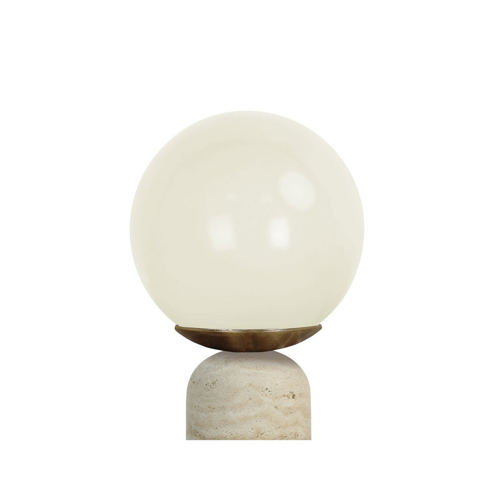 Gros plan du globe en verre crème de la lampe LAZIO Sphère et du haut de son socle en marbre clair.