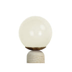Gros plan du globe en verre crème de la lampe LAZIO Sphère et du haut de son socle en marbre clair.