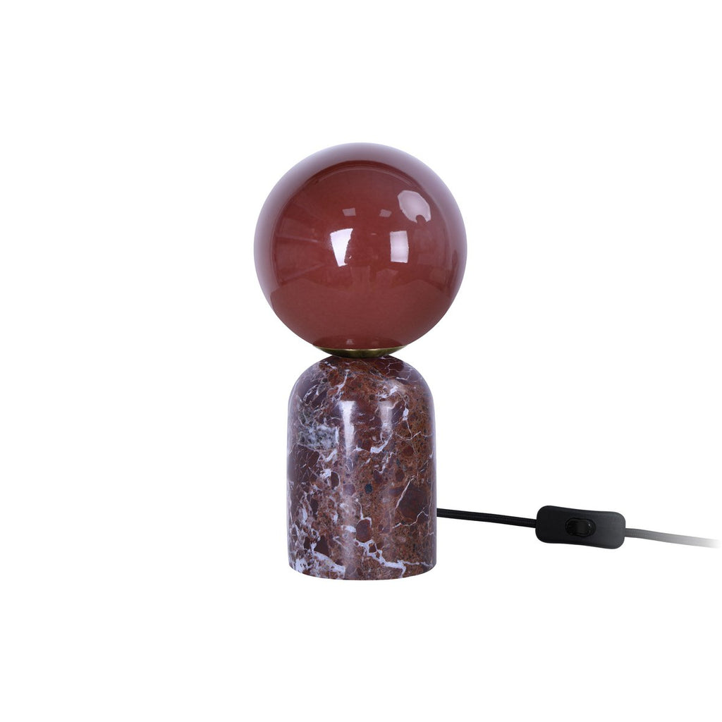 Petite lampe de table LAZIO Sphère éteinte, globe en verre bordeaux sur socle en marbre foncé veiné, hauteur 20 cm.