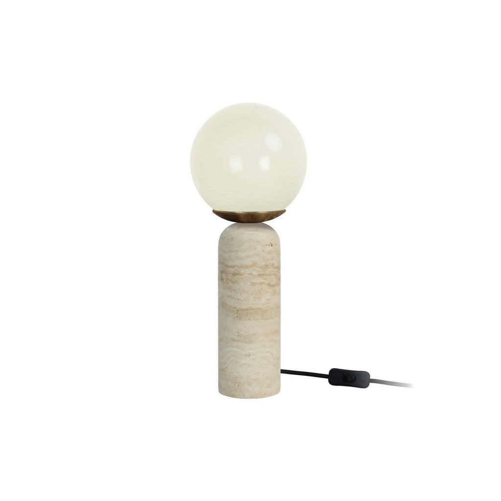 Lampe LAZIO Sphère crème allumée sur fond blanc, avec son pied en marbre clair et son interrupteur sur le câble noir.