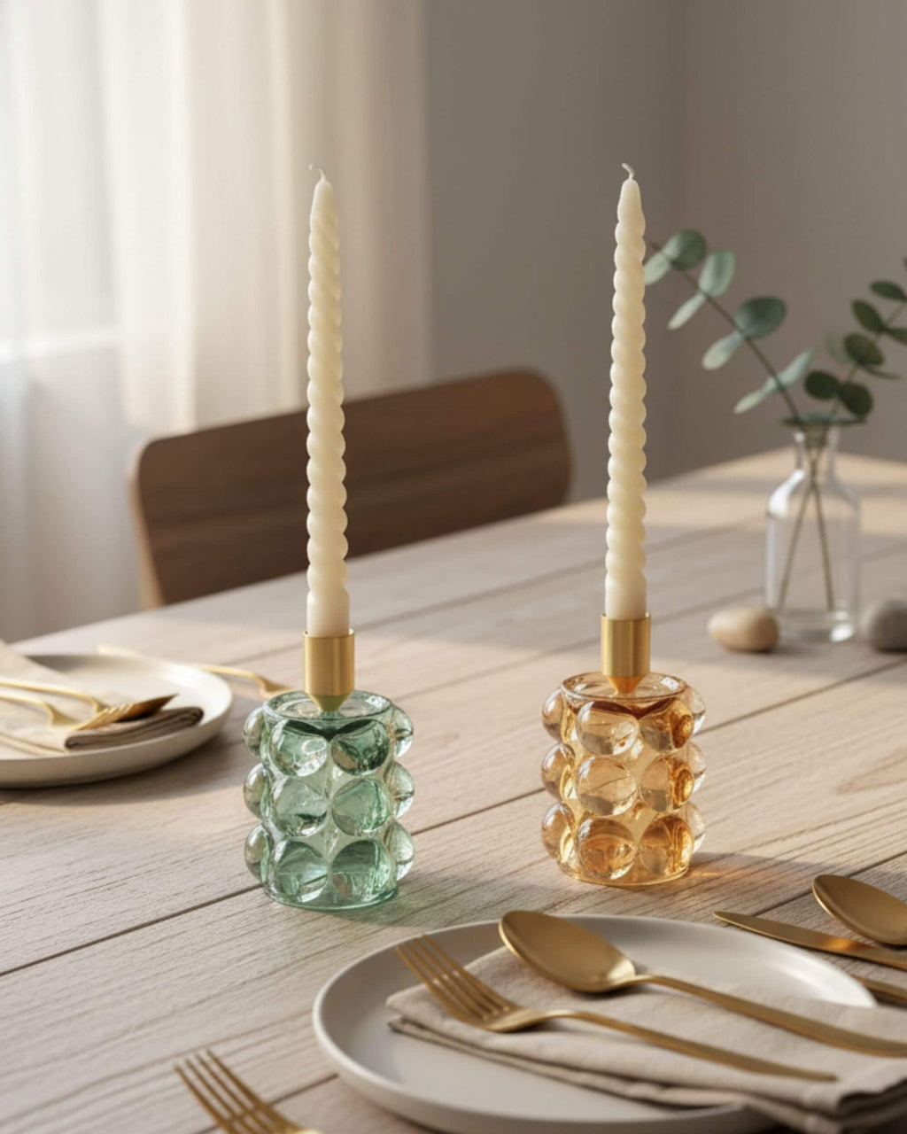 Duo de bougeoirs LAYO sur une table décorée
