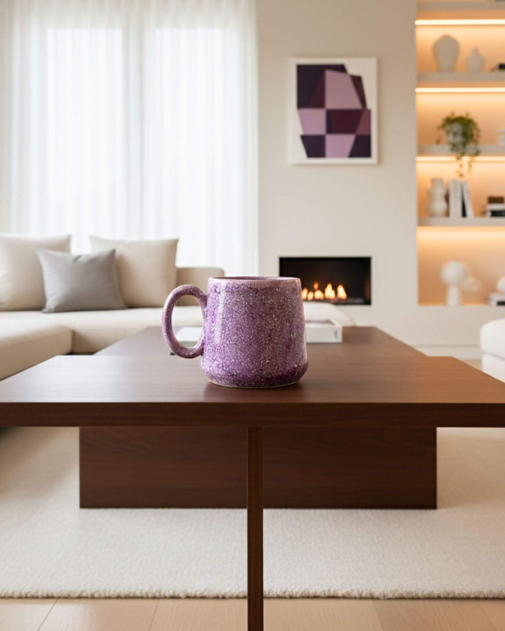 Mug LAVANDE fait main, teinte lila inspirée des champs de lavande sur table basse en bois
