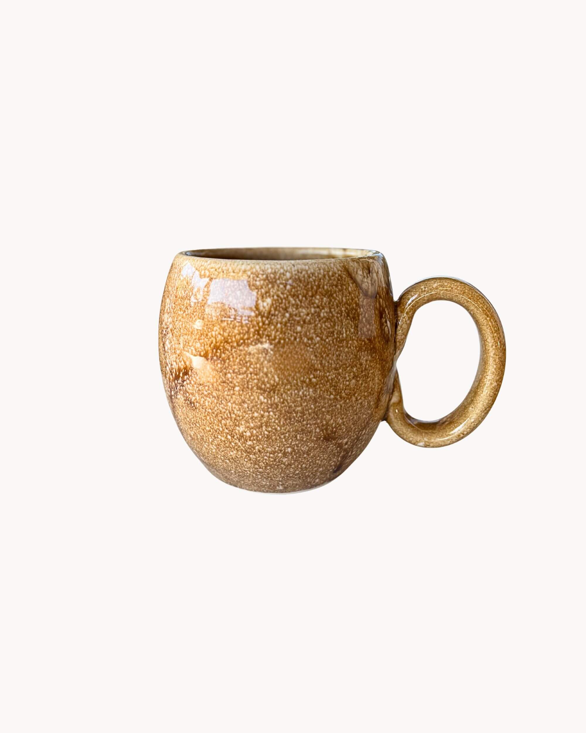 Mug artisanal MIEL en céramique beige et caramel, émaillage réactif fait main – Blomstra Home