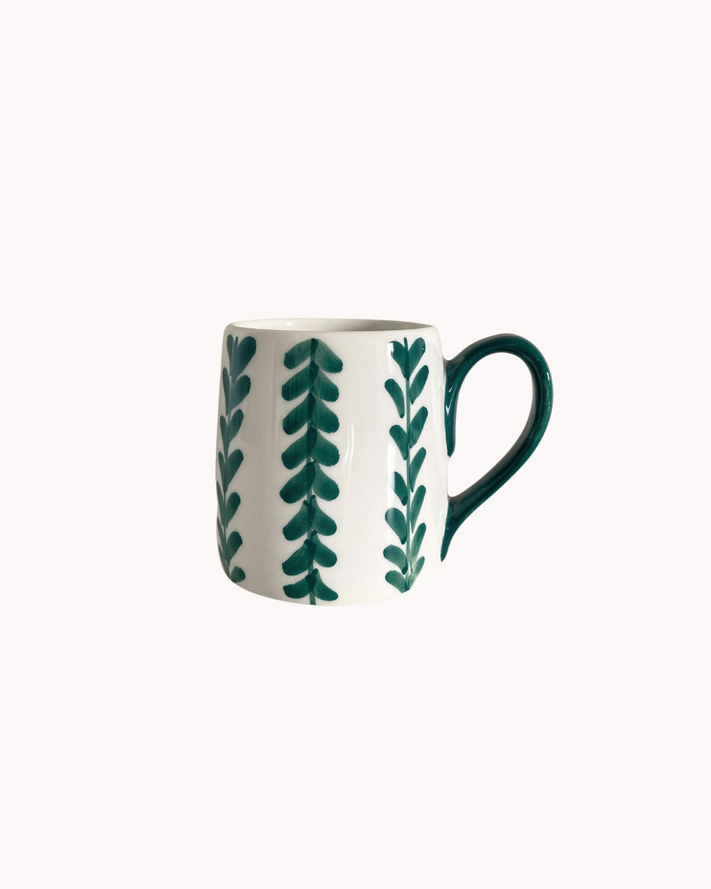 Mug artisanal PAULA en céramique blanche avec motif végétal vert, peint à la main – Blomstra Home